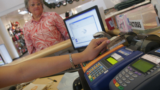 imagen Prometen que pagar con tarjeta en 12 cuotas será más barato