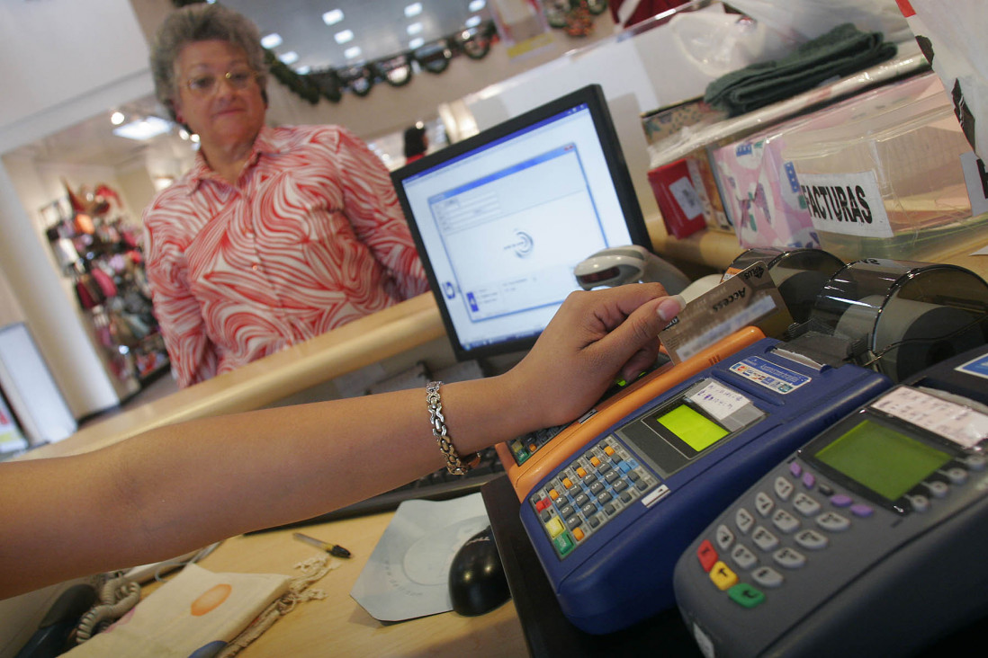 imagen Prometen que pagar con tarjeta en 12 cuotas será más barato