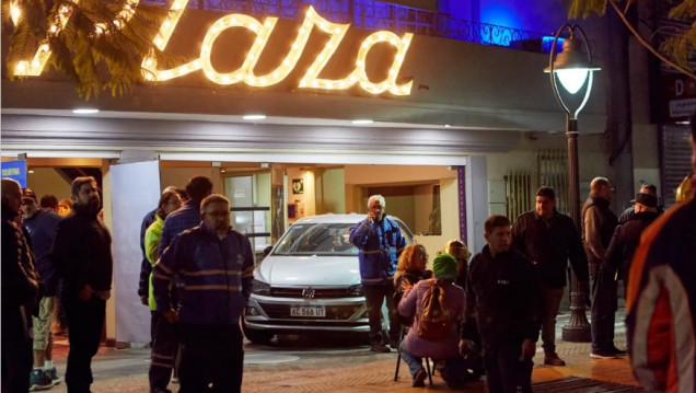 imagen Un auto chocó contra el teatro Plaza de Godoy Cruz y dejó a varias personas heridas