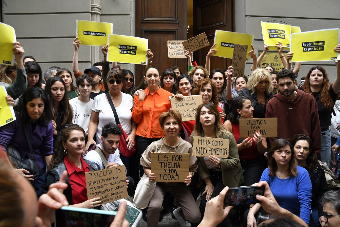 imagen Con una movilización para apoyarla, Fardín escuchó la declaración de Darthés, que negó todo 