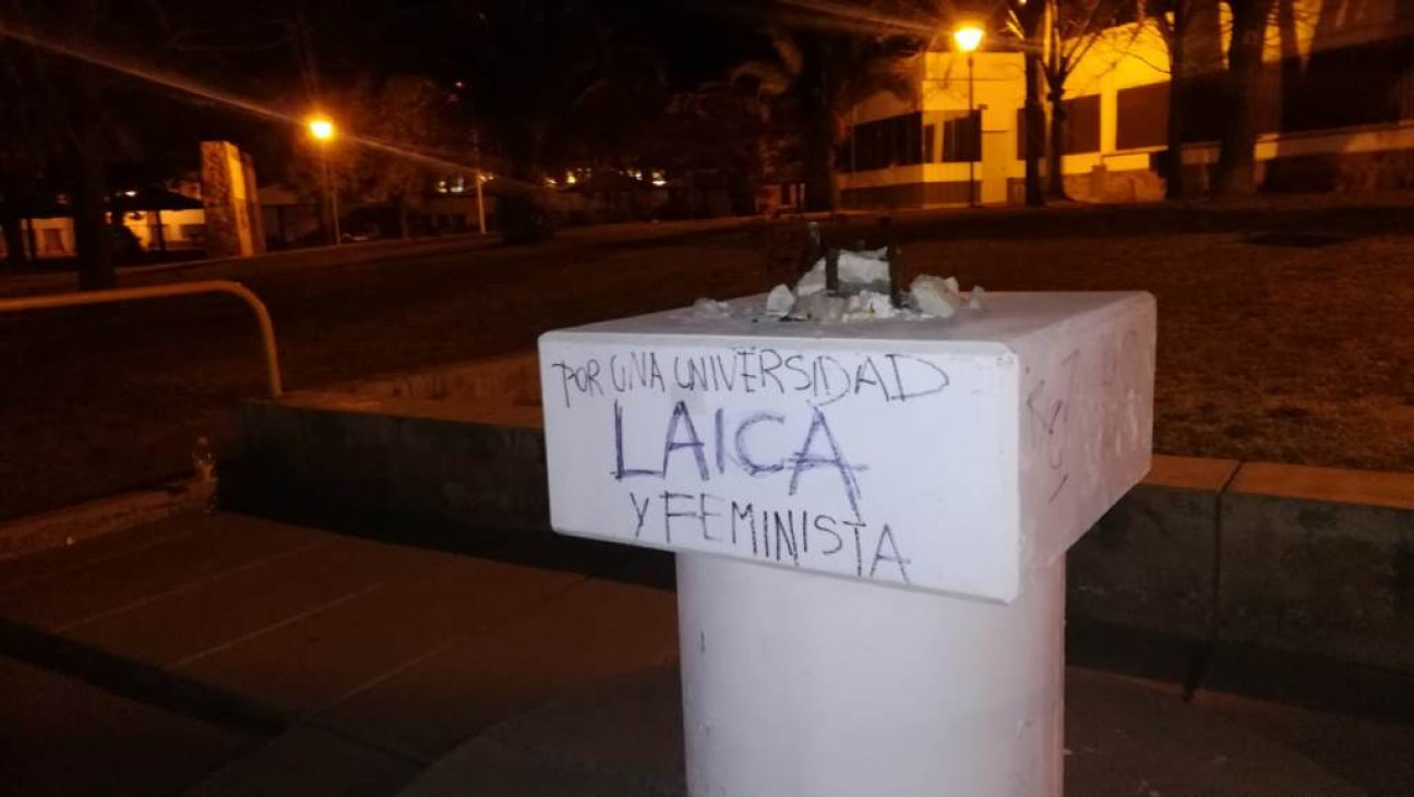 imagen Estudiantes quitaron símbolos religiosos de la UNCUYO en medio de la protesta