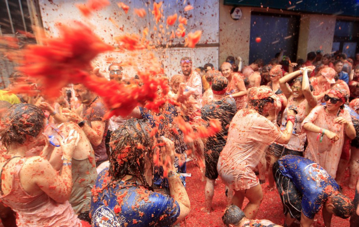 imagen En una hora se lanzaron 160 mil kilos de tomates en la Tomatina 2017