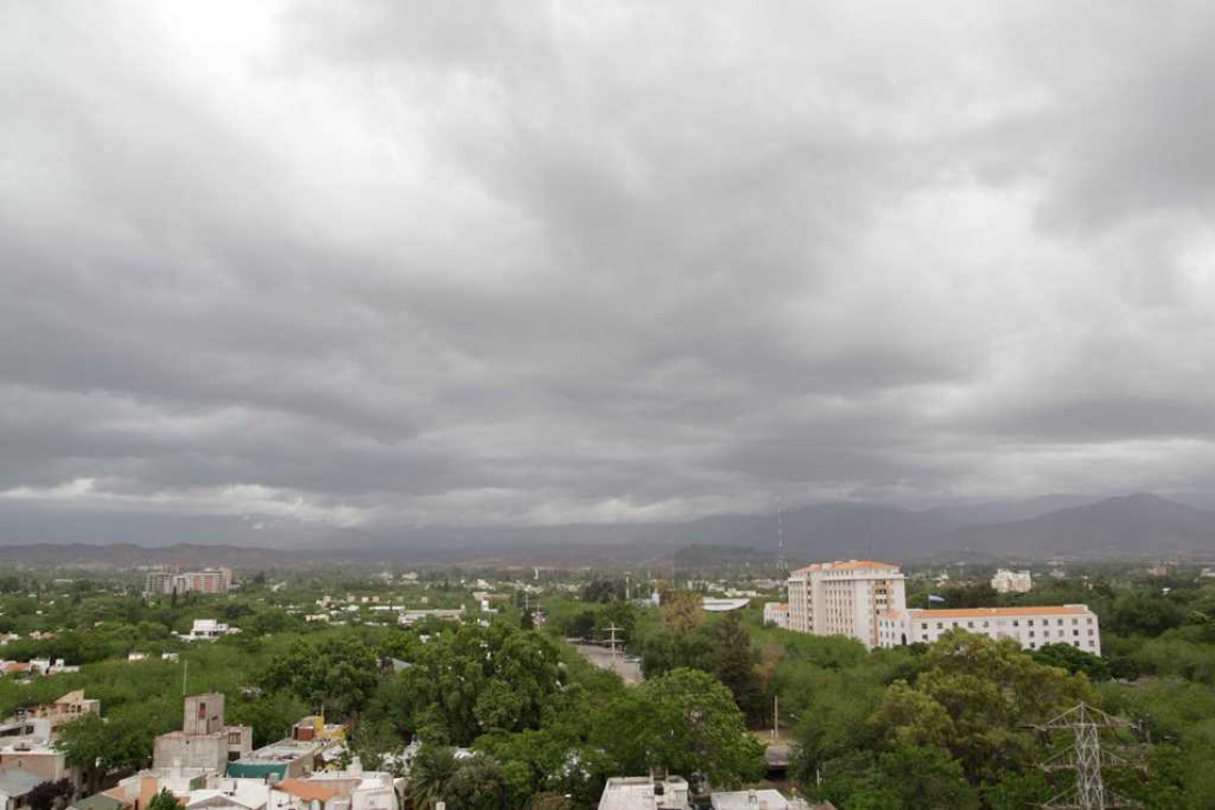 imagen Llueve en Mendoza: accidentes y cortes de luz en varios sectores