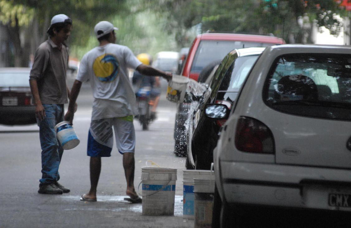 imagen Barrio Bombal: multas a quienes permitan que laven sus autos en la calle