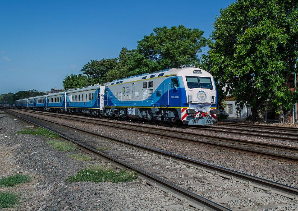 imagen El tren de cargas se reactivó tras 15 años y llevará vino de Cuyo a Buenos Aires