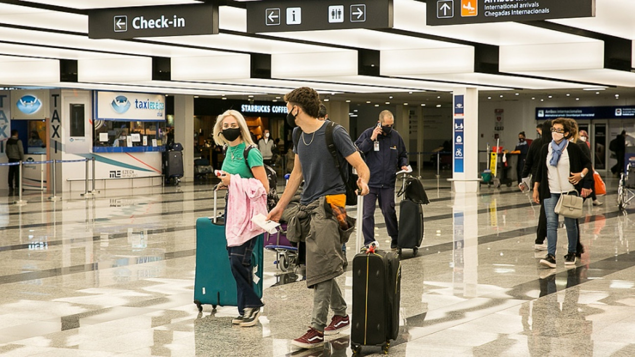 imagen Dólar turista: el Gobierno aumentó el 10% el recargo para las compras en el exterior