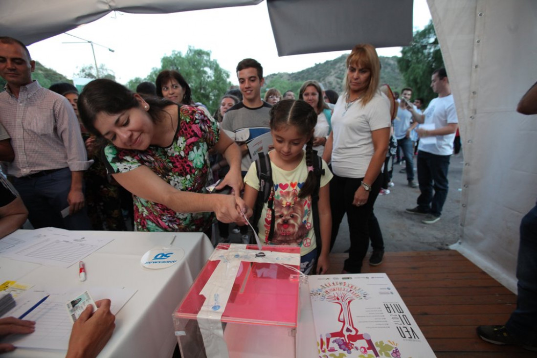 imagen La gente votó por primera vez para elegir a la reina