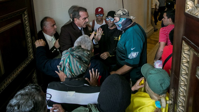 imagen Seguidores de Maduro irrumpen en el Parlamento: hay 12 heridos