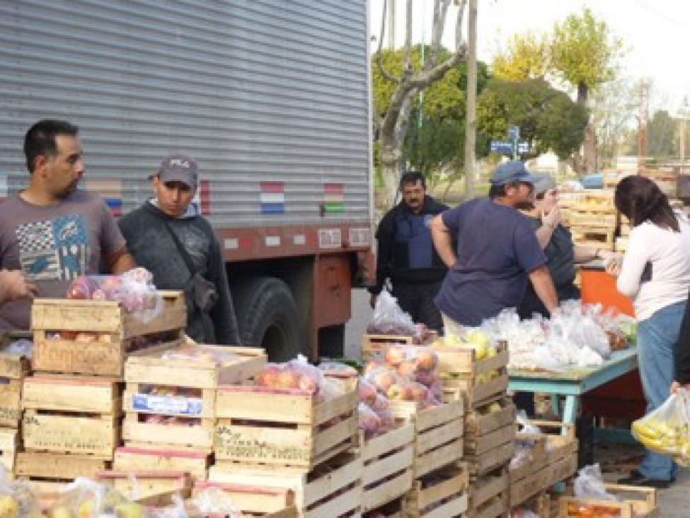 imagen Agricultures familiares de Mendoza realizan "Verduras para todos"