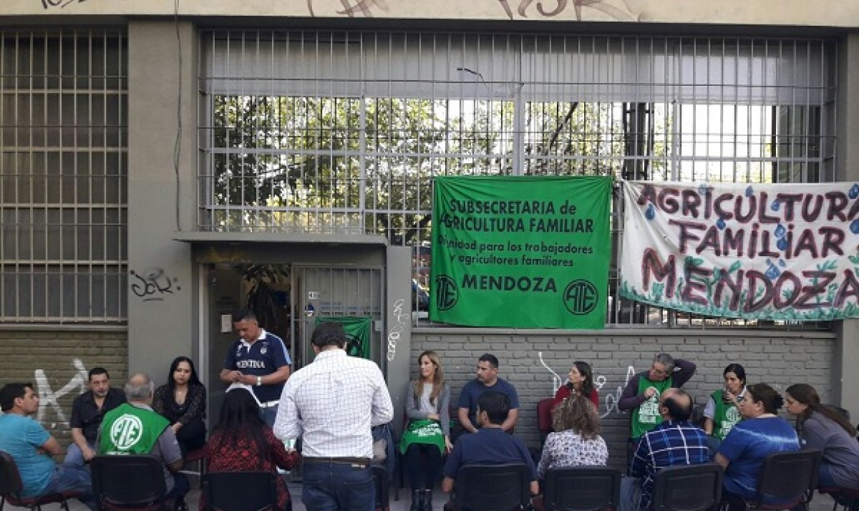 imagen Despedidos: Agroindustria también echó a trabajadores en Mendoza