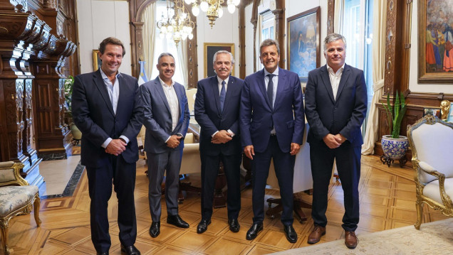 imagen Referentes vitivinícolas fueron recibidos en la Casa Rosada por el Presidente y Massa 