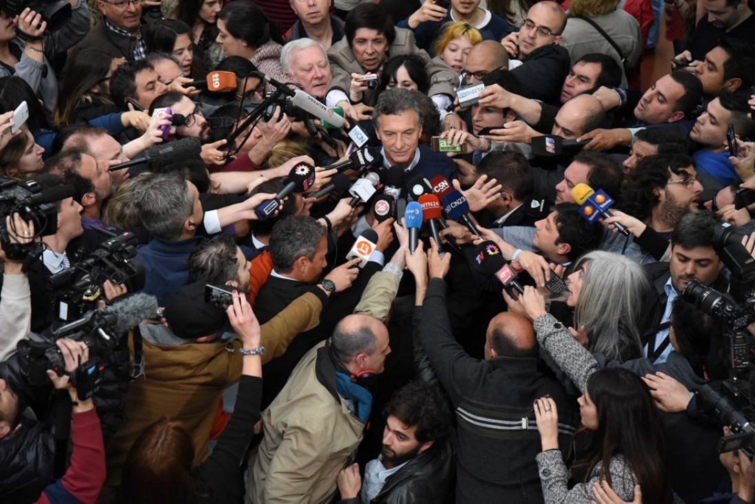 imagen Clásico de Macri: repartió medialunas antes de sufragar