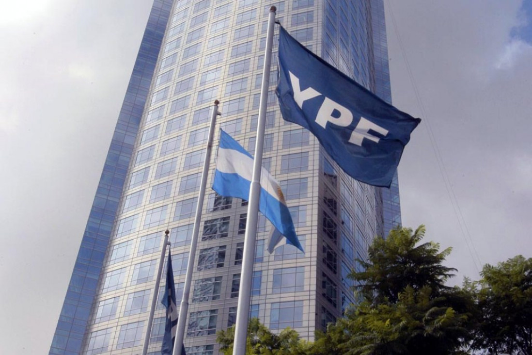 imagen Las ganancias de YPF se desplomaron casi en el 80 %