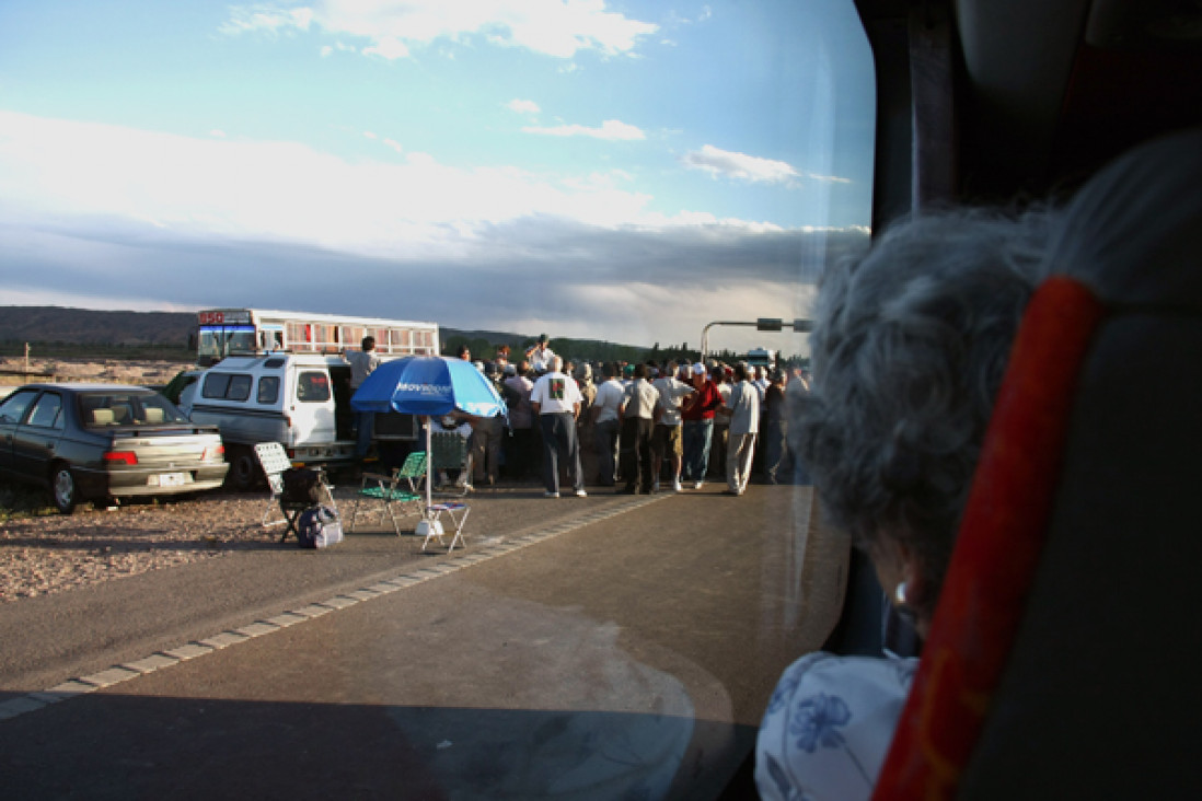 imagen Siguen los cortes de ruta de ex empleados de YPF