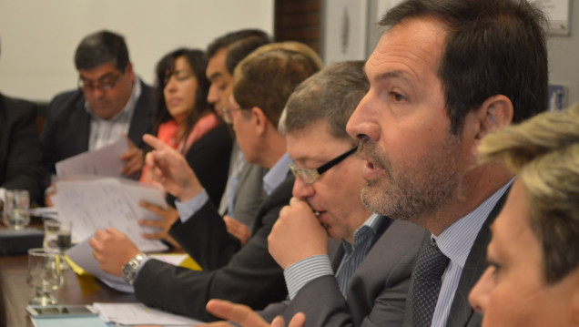 imagen Zandomeni explicó en la Legislatura el convenio con YPF pero no convenció